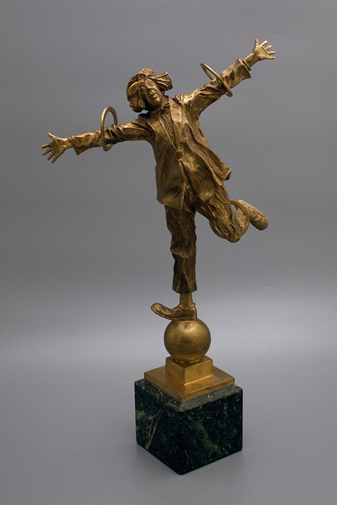 Советская бронзовая скульптура «Клоун Олег Попов с обручами» 