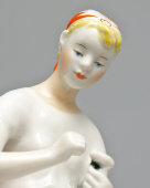 Статуэтка «Любит, не любит», скульптор Велихова С. Б., ЛФЗ, 1950-60 гг.