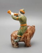 Статуэтка «Скоморох-кукольник на медведе», фаянс Конаково, 1960-е гг.