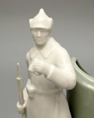 Карандашница с фигурой пограничника с биноклем в руке, скульптор Трипольская Е. Р., Вербилки, 1930-е