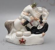 Чернильница с аллегорической скульптурой «Смерть фашизму», автор Гаврилюк Ю., Городницкий фарфоровый завод, 1930-е гг.