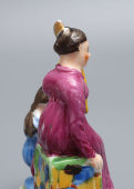 Старинная фарфоровая статуэтка «Девочка-служанка с барыней. Мытье ног», частный завод Гжели, 19 в.