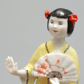 Статуэтка «Китаянка с веером», скульптор Столбова Г. С., фарфор ЛФЗ, 1950-60 гг.