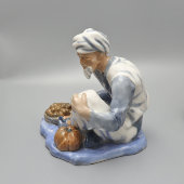 Авторская фарфоровая скульптура «Продавец фруктов», скульптор Богданова О. М., Дулево, кон. 1950-х