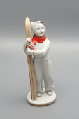 Статуэтка «Девочка с лыжами» (Лыжница), скульптор Г. С. Столбова, фарфор ЛФЗ