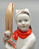 Статуэтка «Девочка с лыжами» (Лыжница), скульптор Г. С. Столбова, фарфор ЛФЗ