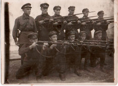 Старинная фотография 4-го отделения учебного взвода с ружьями, Советская Россия, 1920-е