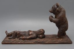 Шуточная композиция «Спящий мужик и медведь с шишкой»