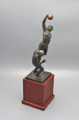Скульптура на тему советского спорта «Волейболистки», бронза, дерево, СССР, 1950-60 гг.