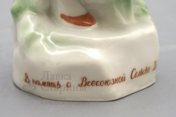 Советская агитационная статуэтка «Колхозница с овощами» из серии «Урожай», скульптор Данько Н. Я., фарфор ЛФЗ
