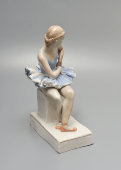 Авторская скульптура «Сидящая балерина», скульптор Бржезицкая А. Д., фарфор Дулево, 1940-е