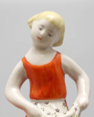 Статуэтка «Девочка, кормящая кур» (Девочка с цыплятами), скульптор Кучкина Т. С., фарфор ЛФЗ, 1940-е