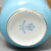 Антикварный молочник, сливочник с белыми цветами на голубом фоне, Товарищество М. С. Кузнецова в Дулёво, 1892-1918 гг.