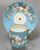 Антикварная чашка с блюдцем с белыми цветами на голубом фоне, Тов-во М. С. Кузнецова в Дулёво, 1892-1918 гг.