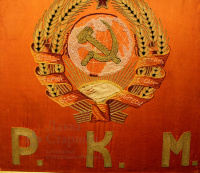 Фанфарная завеса в раме «Московская рабоче-крестьянская милиция», Россия, 1920-е годы. На фанфарной завесе изображен первый государственный герб СССР.