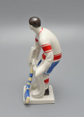 Статуэтка «Вратарь» (хоккеист) в редкой росписи, скульптор Никонова И. Н., художник Лупанова Е. Н.,​ фарфор, ЛФЗ, 1960-е