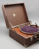 Антикварный английский патефон-чемодан «Parlophone record», 1940-50 гг.