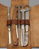 Старинный набор медицинских инструментов в кожаном чехле