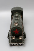 Детская механическая игрушка «Паровоз с прицепом», металл, СССР, 1950-е гг.