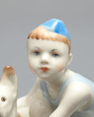 Статуэтка «Юный пограничник с собакой в синей пилотке», скульптор Столбова Г. С., ЛФЗ, 1950-60 гг.