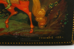 Лаковая шкатулка папье-маше «Богатырь на красном коне», художник Скалозуб, СССР, п. Палех, 1992 г.