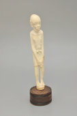 Фигурка мужчины из кости на деревянной подставке, Африка, 1-я пол. 20 в.