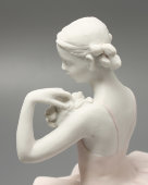 Авторская нетиражная статуэтка «Балерина с розочками», скульптор Артамонова О. С., бисквит, Вербилки, 1951 г.