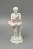 Авторская нетиражная статуэтка «Балерина с розочками», скульптор Артамонова О. С., бисквит, Вербилки, 1951 г.
