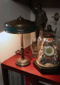 Кабинетная настольная лампа «Наркомовская» (Сталинская) на деревянной ножке с накладками серп и молот, СССР, 1930-40 гг.