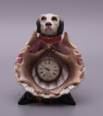 Подчасник, корпус для часов​ «Собака с раковиной», фарфор, Европа, 19 век