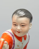 Статуэтка «Мальчик с петардой», фарфор, Цзиндэчжэнь, Китай, 1950-е