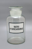 Штанглас (банка с крышкой) с надписью «Natrii hydrocarbonas» (гидрокарбонат натрия или пищевая сода)