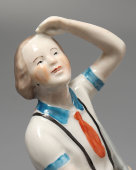 Статуэтка «Пионерка-авиамоделистка» (Юная планеристка),​ ​скульптор Т. Токаренко, Городница, 1932-34 гг.
