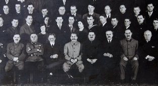 Старинная фотография в багете «Сталин и члены Политбюро», СССР, 1930-е годы