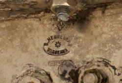 Старинный  ханукальный светильник (ханукия, иудаика) с изображением меноры, фирма братьев Хеннеберг, Варшава, кон. 19 в.