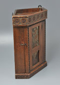 Маленький угловой шкафчик-аптечка в русском стиле, Абрамцево, н. 20 в.