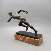 Советская скульптура «Бегущий спортсмен», скульптор Дейнека А. А., бронза, мрамор, СССР, 1940-е гг.