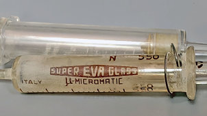 Комплект из 3-х многоразовых шприцов для подкожных инъекций с 5 иглами в металлическом футляре, Италия, 1920-40 гг.