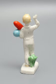 Статуэтка «Мальчик с шариками» (На парад), скульптор Столбова Г. С., серия «Счастливое детство», ЛФЗ, 1950-60 гг.