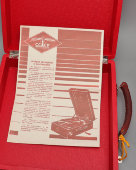 Комплект из патефона и кейса для грампластинок в красном цвете, модель ПТ-3, Патефонный завод в г. Молотов, 1952-53 гг.
