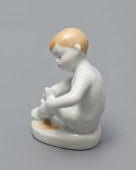 Статуэтка «Ребенок с рыбкой» (Девочка с рыбкой), скульптор Столбова Г. С., фарфор ЛФЗ, 195-60 гг.