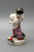 Фарфоровая китайская статуэтка «Девочка с лейкой»
