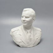 Бюст «Гагарин Ю. А.», скульптор Корсиков А. Д., фарфор, ЛФЗ, 1960-70 гг.