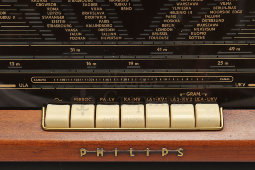 Настольный радиовещательный приемник с кнопками «Philips B4SF 13A», Финляндия, нач. 1960-х
