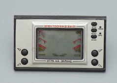 Микропроцессорная игра с часами и будильником «Ну, погоди!» из серии «Электроника 24-01», СССР, 1990 г.