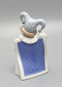 Статуэтка «Шут-червы» из комплекта фарфоровых шутов разных мастей, бренд Nao, компания Lladro, Испания, 1997 г.
