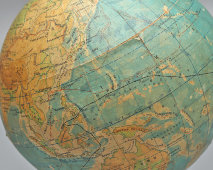 Винтажный школьный, учебный, лабораторный глобус с физической картой мира, масштаб 1:83 000 000 фабрика № 14, Москва, 1964 г.
