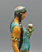 Фигурка «Киргизка с книгой и хлопком», скульптор Левина М. А., керамика, СХФ №1, 1950-е