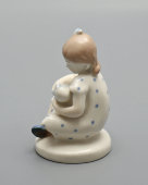 Статуэтка «Девочка с куклой» (Колыбельная), скульптор Столбова Г. С., ЛФЗ, 1950-е