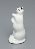 Статуэтка «Кошка, стоящая на задних лапах», автор Кучкина Т. С., фарфор ЛФЗ, 1940-е